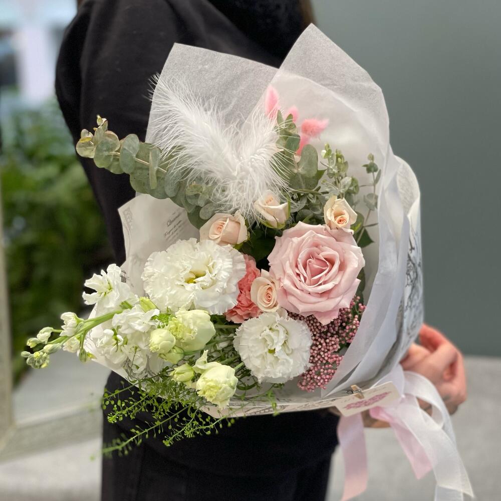 Букет с нежным лизиантусом 